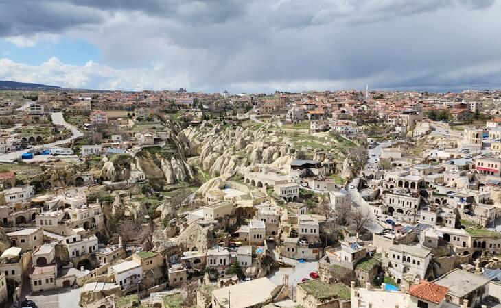 Ortahisar’ın kaya oyma yapıları, vadiler ve taş evlerle şekillenen panoramik Kapadokya manzarası